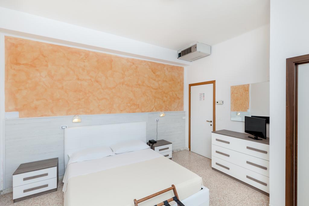 Hotel Chiar Di Luna 세니갈리아 객실 사진