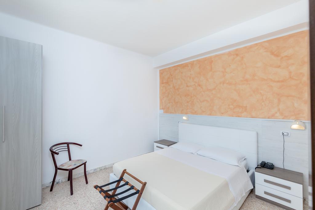 Hotel Chiar Di Luna 세니갈리아 객실 사진