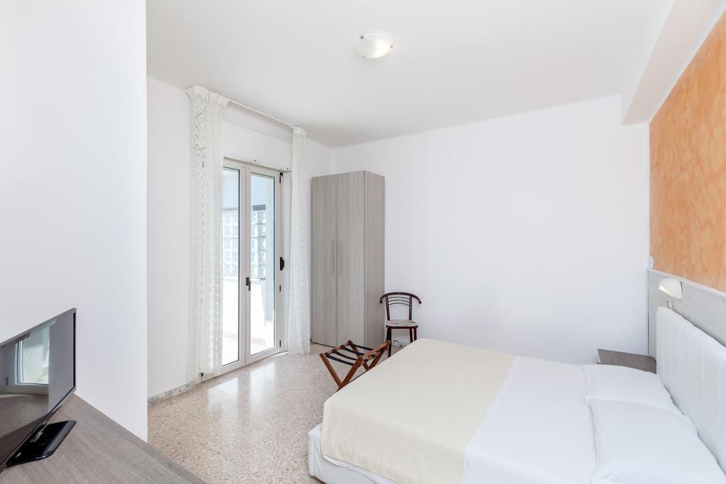 Hotel Chiar Di Luna 세니갈리아 객실 사진